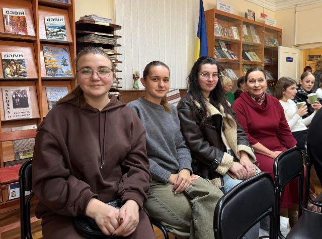 Студенти-філологи на виставці